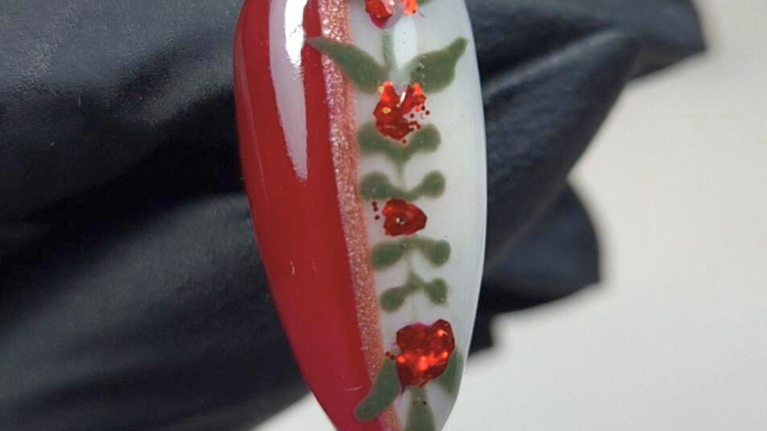 Deck Your Nails: Step-by-Step Christmas Holly Nail Art Design by LE UK Brand Ambassador Charmaine Baumber